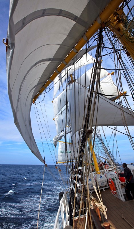 Blick entlang Bugspriet und Segel der Alexander von Humboldt II