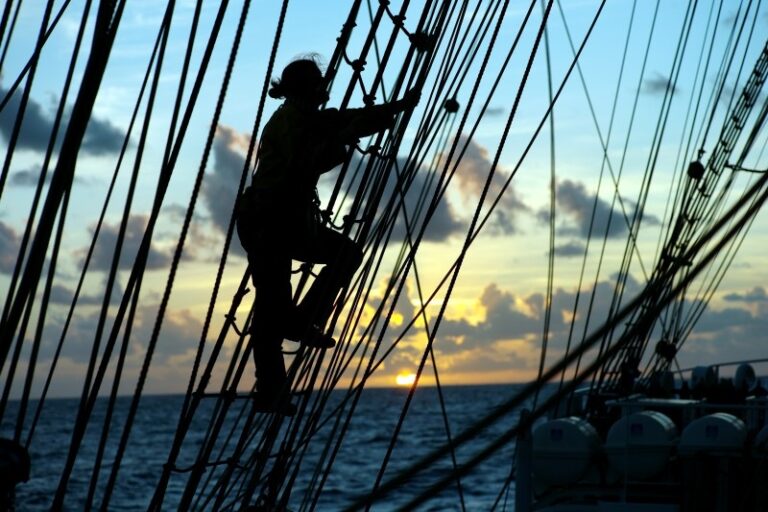 In der Takelage der Alexander von Humboldt II bei Sonnenuntergang