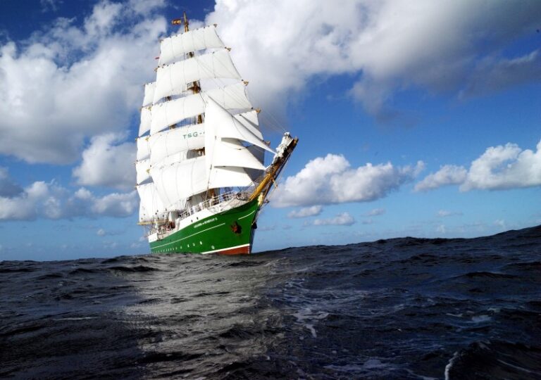 Alexander von Humboldt II unter Segeln, krängend auf See