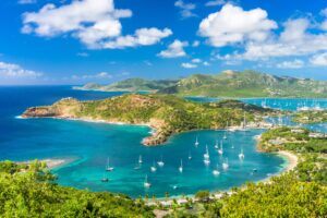 Luftbild einer Yachtbucht an der Kueste von Antigua