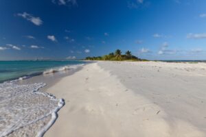 Weisser menschenleerer Strand am Coco Point auf Barbuda