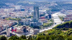 Panoramablick ueber Bilbao mit dem Fluss Nervion und dem Guggenheim-Museum