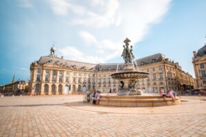 Place de la Bourse mit dem Brunnen der Drei Grazien in Bordeaux