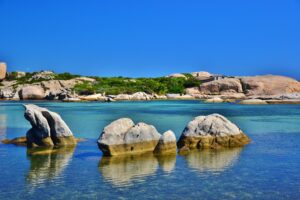 Granitfelsen und tuerkisfarbene Bucht der Ile de Cavallo im Lavezzi-Archipel bei Bonifacio