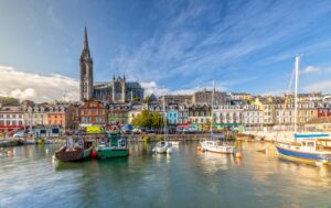 Hafen von Cobh mit St. Colmans Cathedral, Irland