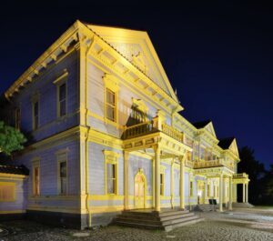 Die historische Old Public Hall in Hakodate bei Nacht, Japan
