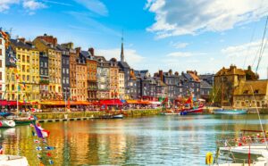 Alter Hafen Vieux Bassin mit Fachwerkhaeusern in Honfleur, Normandie