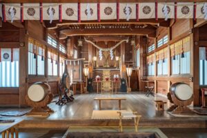 Innenraum eines Shinto-Schreins in Kanazawa mit Taiko-Trommeln, Japan
