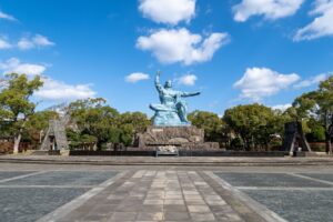Friedensstatue im Friedenspark von Nagasaki, Japan