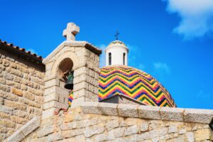 Die Chiesa di San Paolo Apostolo in Olbia mit ihrer bunten Majolika-Kuppel, Sardinien