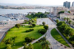 Die Uferpromenade und Marina von Olbia am Golfo di Olbia, Sardinien