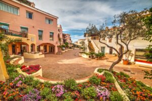 Die Piazzetta von Porto Cervo mit Blumenbeeten und Arkaden, Costa Smeralda