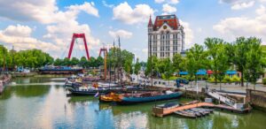 Rotterdam, Niederlande - historischer Leuvehaven mit Oldtimer-Seglern
