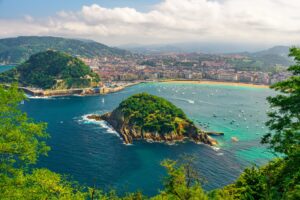 Luftblick auf die Bucht La Concha in San Sebastian