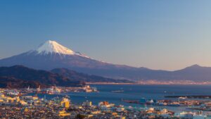 Hafenstadt Shimizu mit Mount Fuji im Winter, Japan