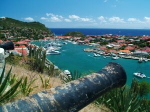 Blick ueber den Hafen von Gustavia auf St. Barth mit historischer Kanone am Fort Gustav
