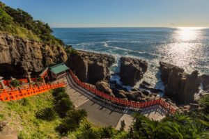 Das rote Hoehlenheiligtum Udo-jingu in der Felsenkueste von Nichinan, Kyushu