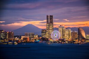 Skyline von Yokohama (Minato Mirai) mit Mount Fuji in der Abenddaemmerung