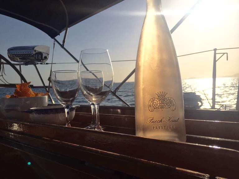 Lilli – Wein an Deck bei Sonnenuntergang